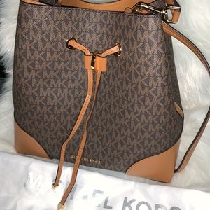 MICHEAL KORS BUCKET BAG